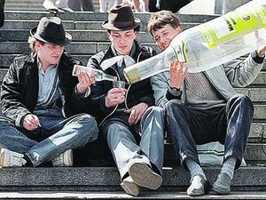 Когда у нации заканчивается идея, ее пытаются заполнить суррогатом счастья. То есть водкой. Фото: Владимир ВЕЛЕНГУРИН