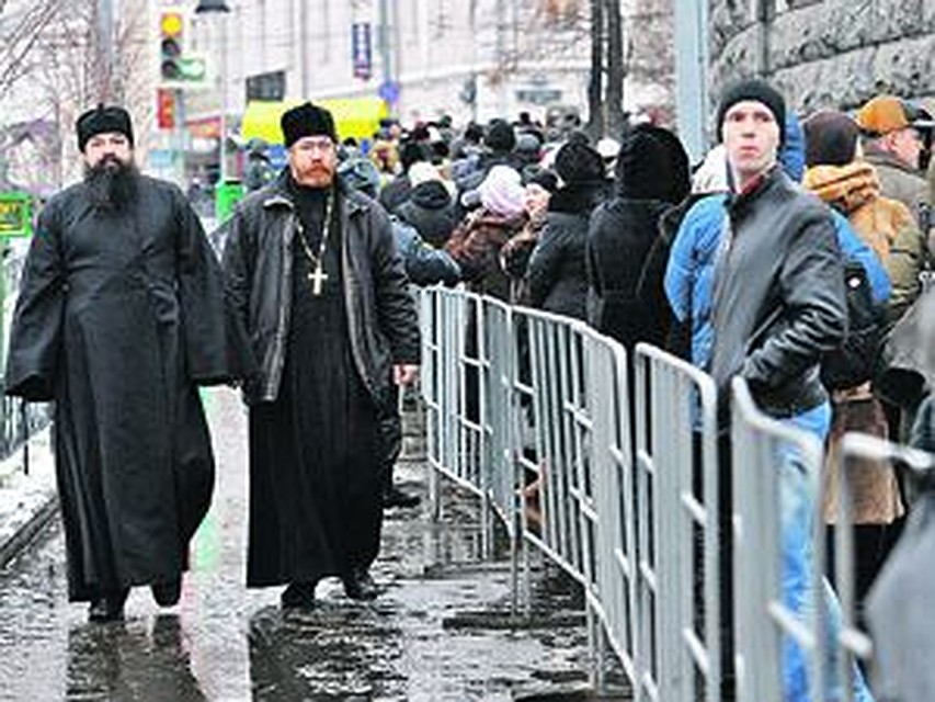 Даже православные отцы, похоже, были немало удивлены размахом веры русского человека в святое чудо и размером очереди за ним. Фото: Олег РУКАВИЦЫН