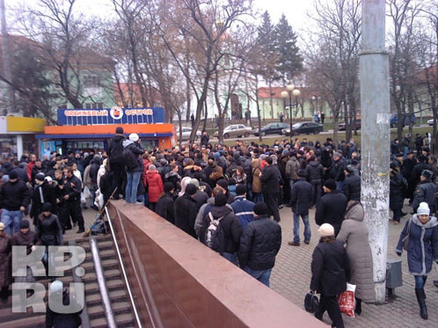 На неразрешенный властями митинг в Белгороде пришли около 100 человек. Фото: Владимир КОРНЕВ