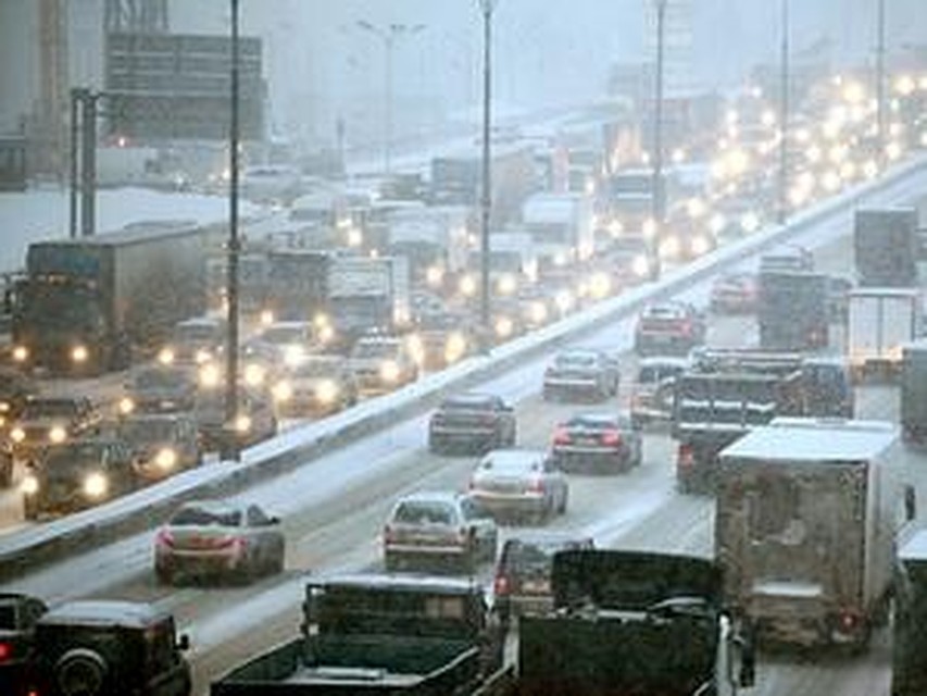 Москва встала в пробках. Если есть возможность, оставьте машину дома Фото: Михаил ФРОЛОВ