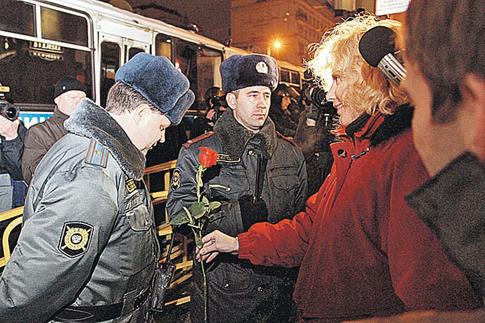 Мы не знаем, какими окажутся главные герои фильма о любви на митингах. Может, будут похожи на этих омоновцев с протестующей девушкой?