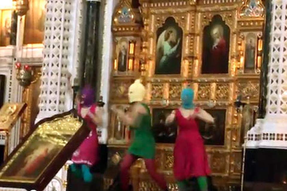 Пять солисток-феминисток скандальной панк-группы "Pussy Riot" под видом прихожанок пришли в главный православный храм России и затеяли концерт возле алтаря.