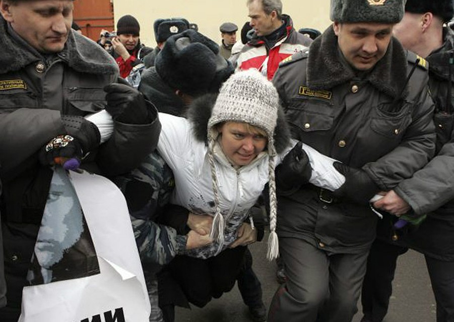 Евгения Чирикова все чаще убывает с акций протеста на руках полиции. Митинговать просто так ей уже неинтересно. Фото: REUTERS