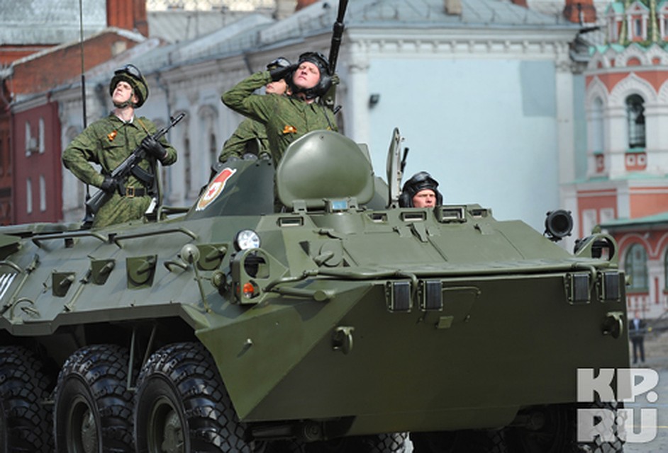 На Парадах Победы Российская армия смотрится внушительно Фото: Владимир ВЕЛЕНГУРИН