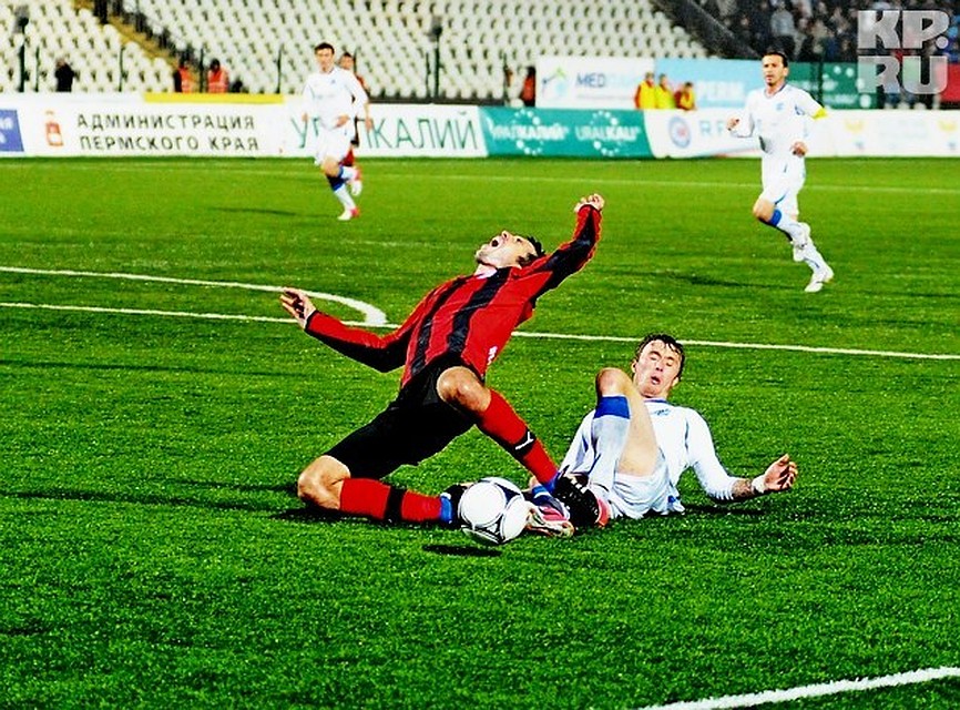 В этом эпизоде главный арбитр дал второй пенальти в ворота "Волги"... Фото: Алексей ЖУРАВЛЕВ