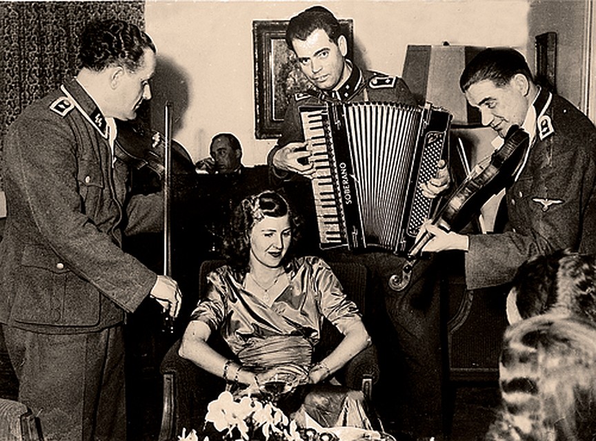 Ева Браун всегда любила веселые компании (1944 г). Спустя 10 лет она бросит больного мужа в глухом тайном поместье и переселится с дочерьми в аргентинский городок Неукен. Фото: GLOBAL LOOK PRESS