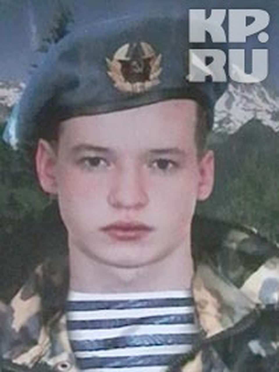 Евгений Дудников окончил речное училище и мечтал служить во флоте. Однако его определили в войска связи