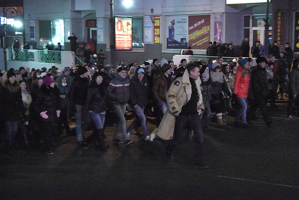 Суть сцен с массовкой толпа людей, движущаяся по Океанскому проспекту