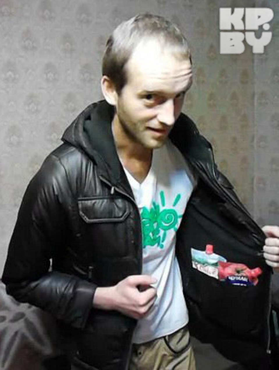 Когда под видом спекулянта втюхиваешь кетчуп, лицо нужно сделать посерьезнее.