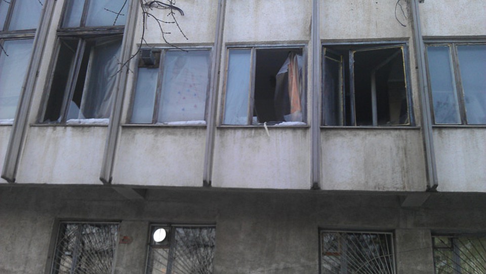 В некоторых зданиях выбиты окна.