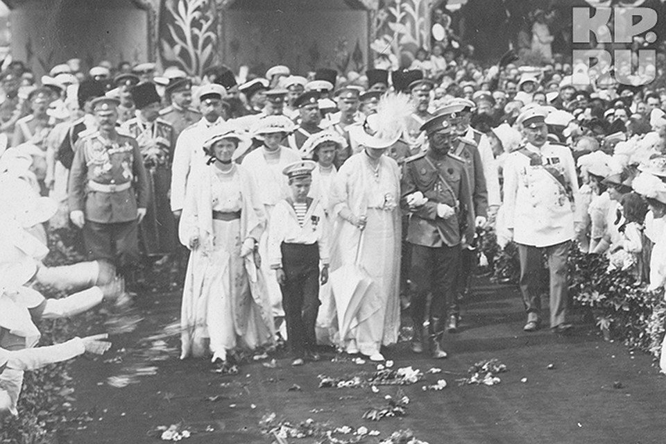 17 августа 1914 года. Москва. Императорская семья (в центре - Николай Александрович и Александра Фёдоровна с детьми впереди цесаревич Алексей, за ним, слева направо Мария, Ольга, Анастасия) вместе с придворными