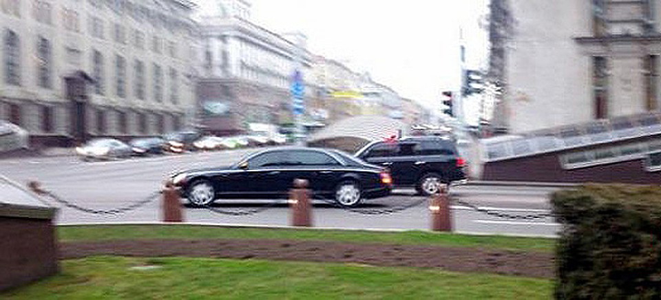 Maybach 62 в окружении спецавтомобилей выезжает на проспект Независимости.