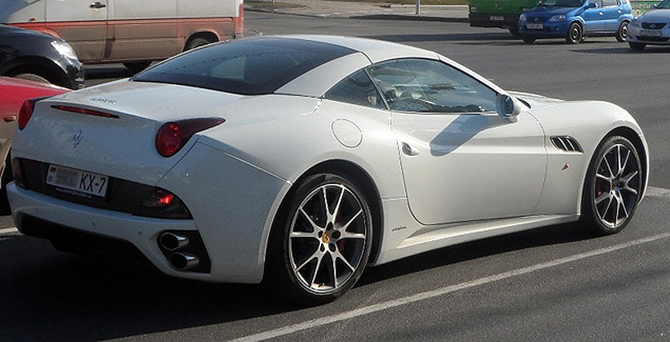 За рулем минского Ferrari California ездит девушка.