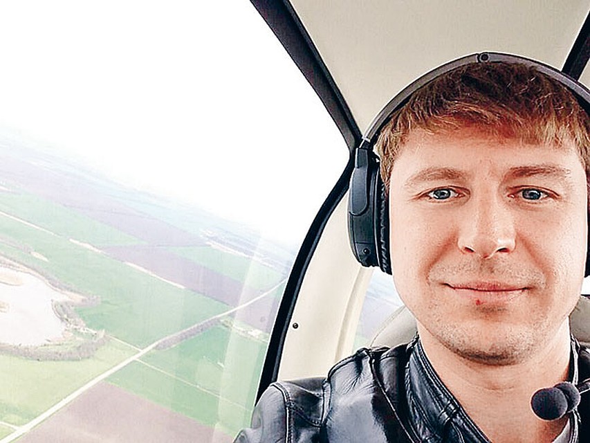 Алексей умеет выполнять фигуры высшего пилотажа не только на льду, но и в воздухе.