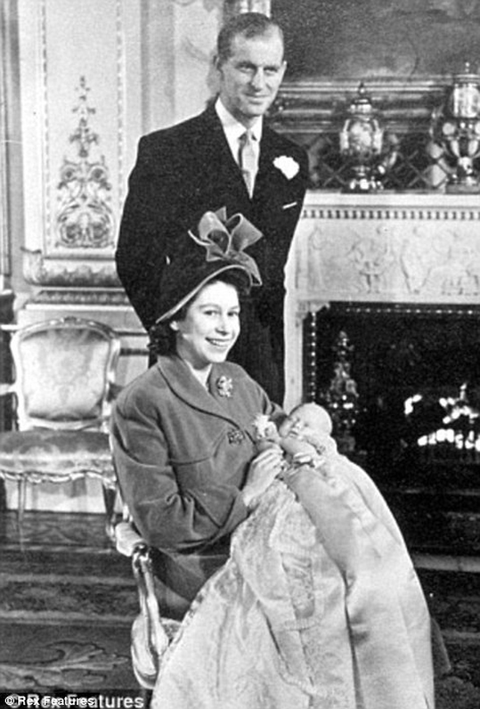 А вот королева Елизавета со своим сыном, принцем Чарльзом. 1948 год, рубашка все та же.