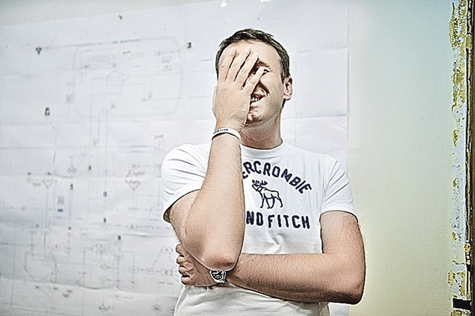 Алексей Навальный готов рассмеяться в Твиттере над решением суда. Хотя на самом деле и ему, и его брату Олегу вряд ли до смеха. Фото: Евгения ГУСЕВА