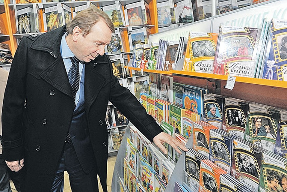 Приехав в «Комсомолку», Владимир Кожин заглянул в наш фирменный магазин, с интересом осмотрел полки с нашей печатной продукцией... Фото: Евгения ГУСЕВА