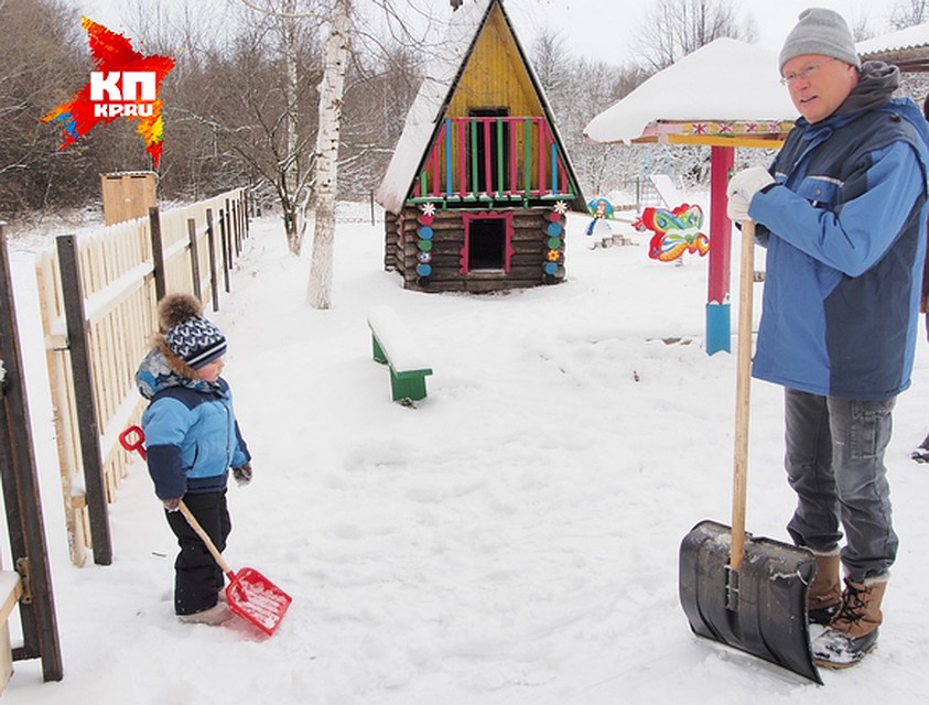 А вот и юный бизнесмен. Игрался на новенькой площадке, пришел на помощь с лопаткой. А кто знает? Может, он прочитает потом эту энциклопедию, и тоже миллиардером станет? Фото: Алексей ФОКИН