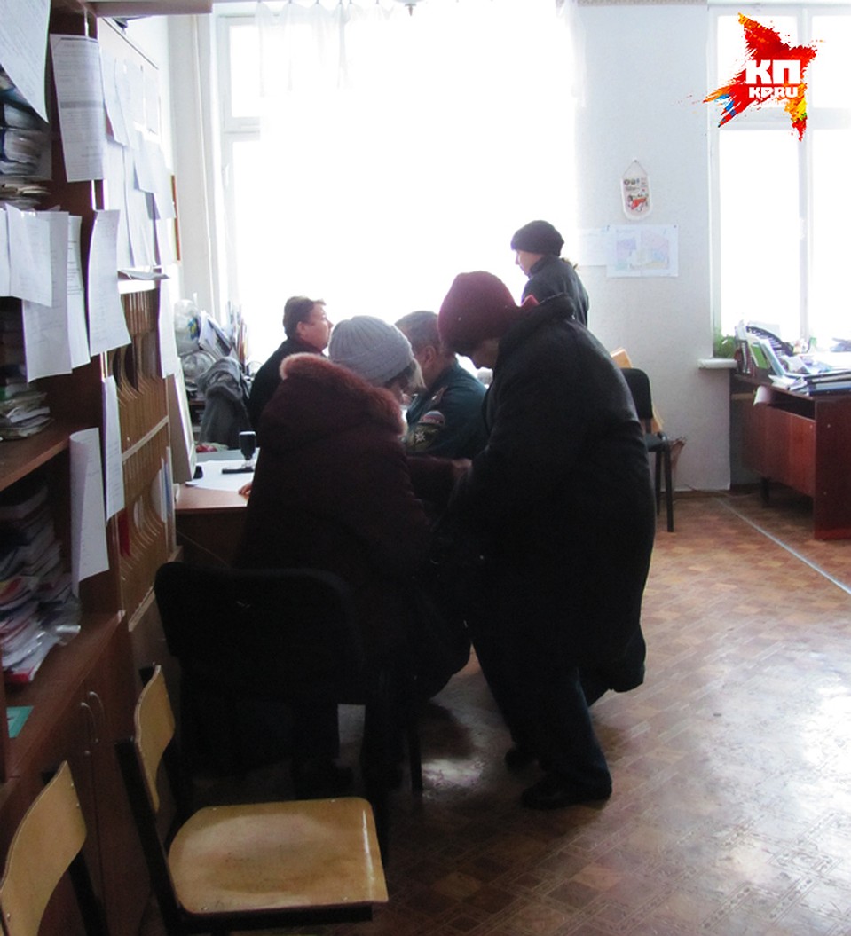 Жильцы злополучного общежития торопятся получить справки о пожаре.