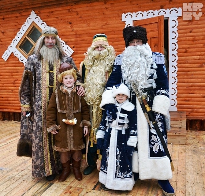 Царь Берендей (слева), Глинышек, Кыш-Бабай (по центру) да Казачий Дед Мороз поселились в доме Матушки Зимы
