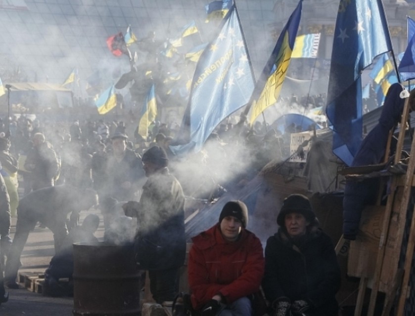 На «вече» митингующие - сторонники евроинтеграции - решили продолжать бороться Фото: REUTERS