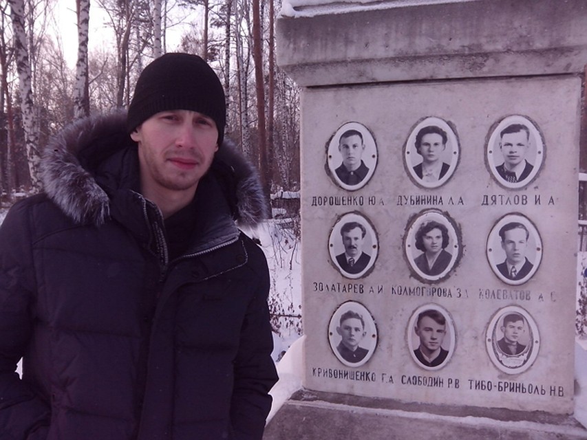 Александр на могиле дятловцев