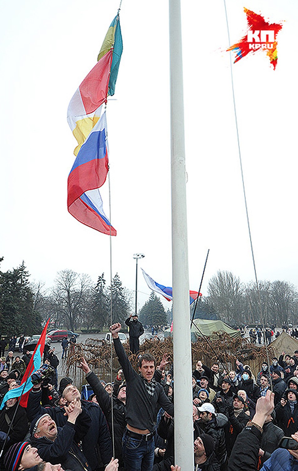 Одесситы - очень прагматичные бунтари. Сорвав с городской мачты украинский флаг, они хотели водрузить российский, но немного подумали и подняли... одесский! Фото: Анатолий ЖДАНОВ