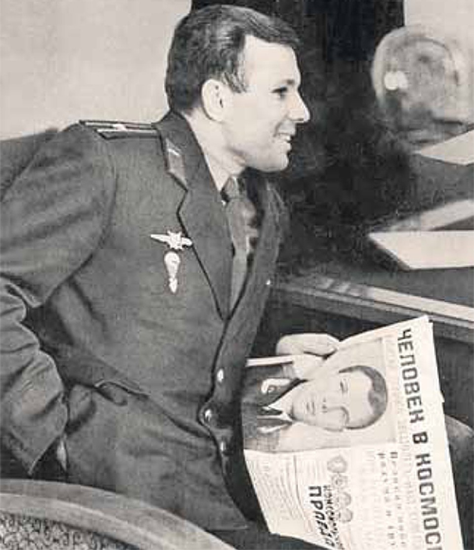 Первый космонавт Земли с историческим номером «Комсомолки» от 13 апреля 1961 года.