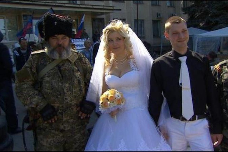 С казаком фотографируются даже молодожены