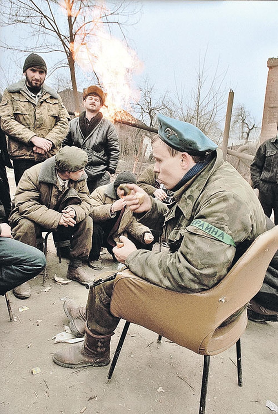 На стороне боевиков в Чечне активно воевали украинские националисты. Это фото сделано в 1995 году в Грозном. Убивают людей они и сейчас - в Донбассе. И это, похоже, единственная параллель между войнами на востоке Украины и на Северном Кавказе. Фото: Владимир ВЕЛЕНГУРИН