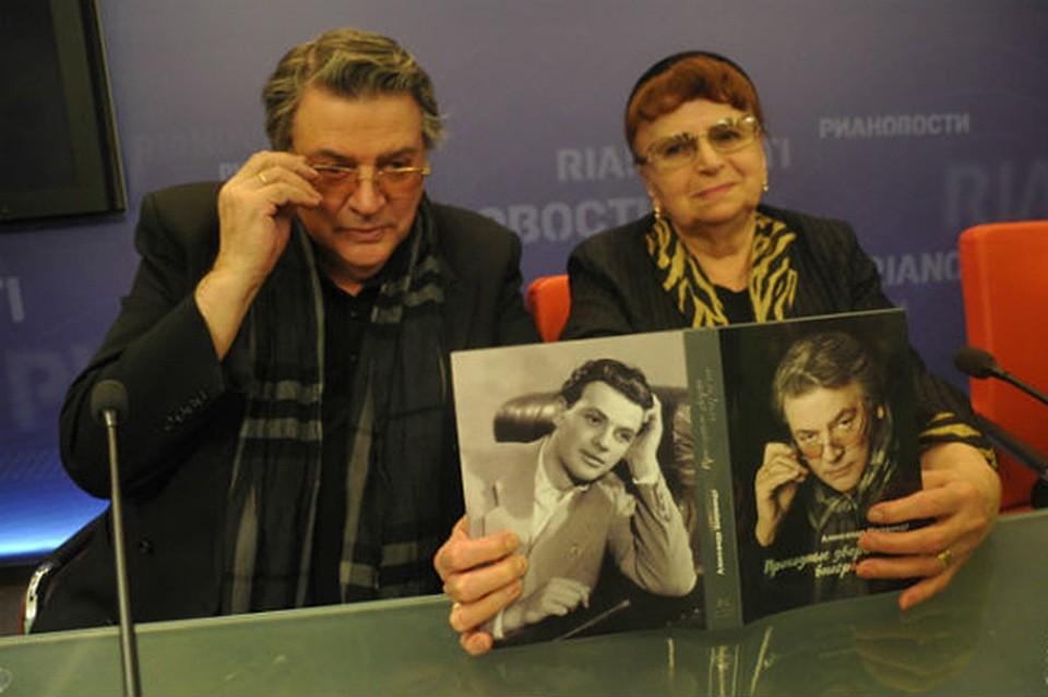 Наталья Николаевна Белоусова уже 57 лет - верная жена актера и режиссера. А в книге «Проходные дворы биографии» Александр Ширвиндт даже опубликовал их юношескую любовную переписку.
