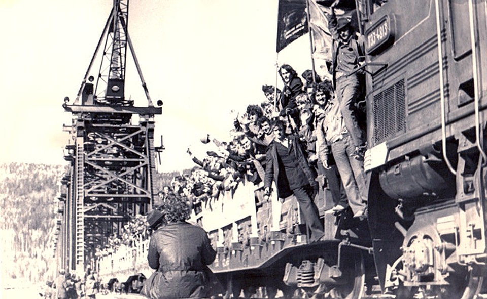 Первый поезд по мосту через Лену, 1975 г. Смотрите фотогалерею.