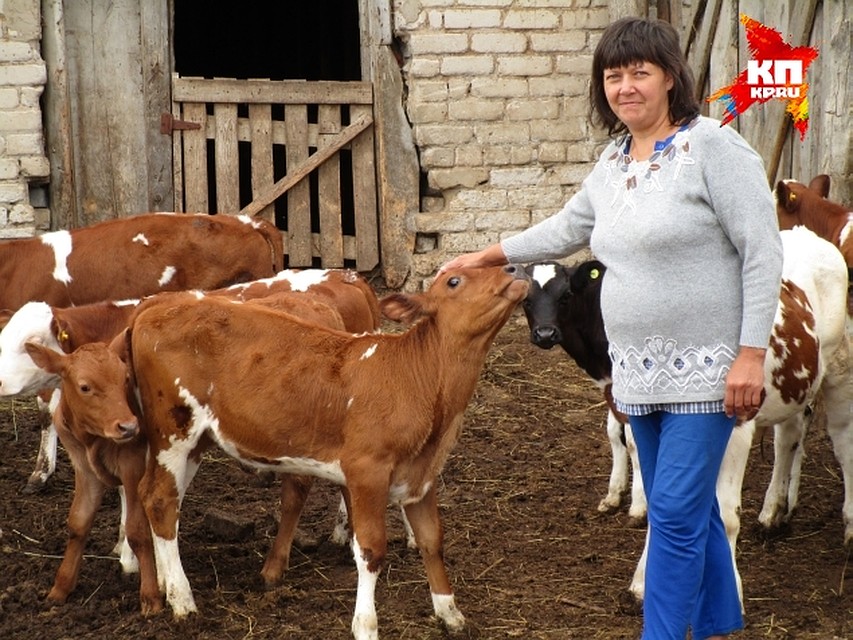 Елена раньше на ферме не работала, но готова научиться. Фото: Екатерина Малинина