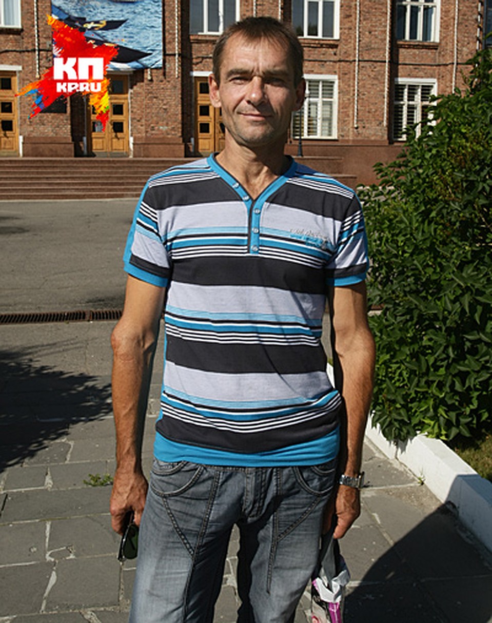 Электросварщик Игорь Нахаев у здания заводоуправления «Севмаша». Он приехал в Северодвинск из Севастополя, став гражданином России. Севастопольский морской завод, где он начинал карьеру, был разворован на металл уже в первые годы украинской независимости.