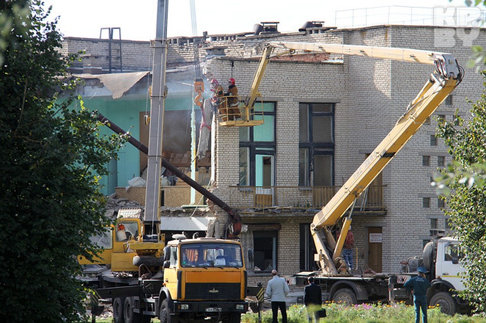 Вокруг гимназии собрались местные жители и активно обсуждают случившееся. Фото: Ксения САВЧЕНКОВА