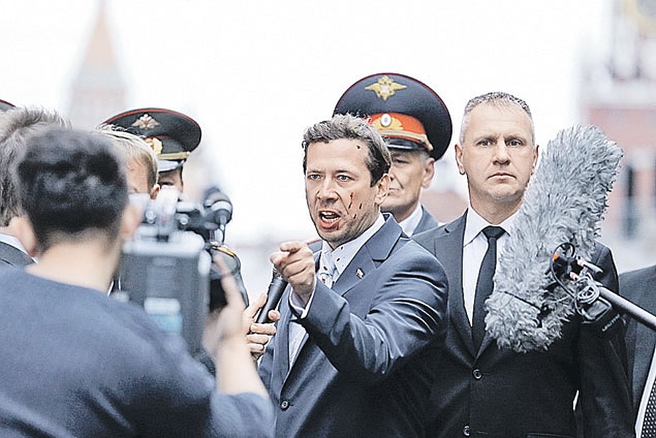 Андрей Мерзликин, играющий кандидата в президенты Басова, появился на площадке в окровавленной одежде. Фото: Алексей ЛАДЫГИН