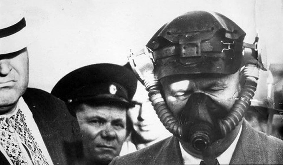 Н.С.Хрущев (в противогазе) в Донбассе во время знакомства с новым оборудованием для шахт и средств защиты для шахтеров. Август 1956 г. Фото: из коллекции С.Н.Хрущева, из архива «Комсомольской правды».