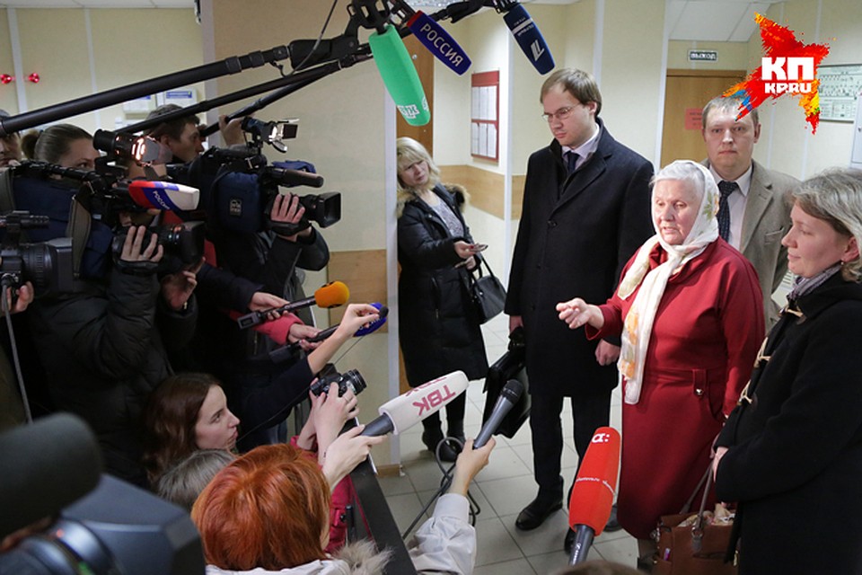 Алевтину Хориняк, вышедшую из зала суда, встречали аплодисментами. На скромную пожилую женщину в шелковом платочке нацелены десятки камер. Фото: Мария ЛЕНЦ