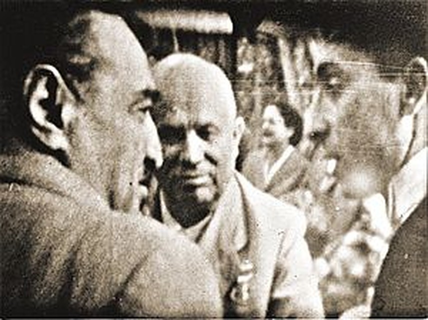 Фокусы Арутюна Акопяна (на снимке справа) пытались разгадать и импульсивный Никита Хрущев (в центре), и его соратник - политик-долгожитель Анастас Микоян. Фото 1959 года.