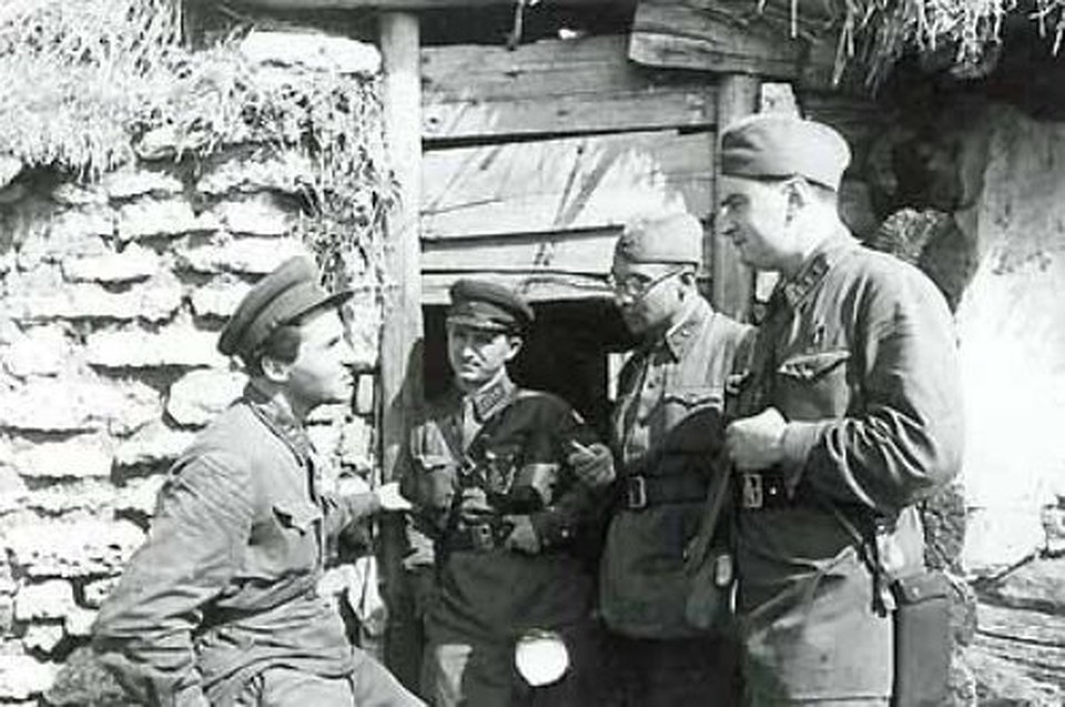 Фронтовые корреспонденты: К. Симонов, В. Темин, Е. Кригер, И. Уткин. Фото 1941 года