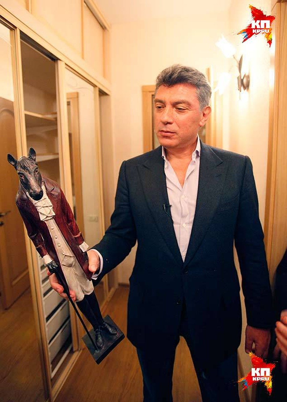 На новоселье Борису Немцову подарили коня.