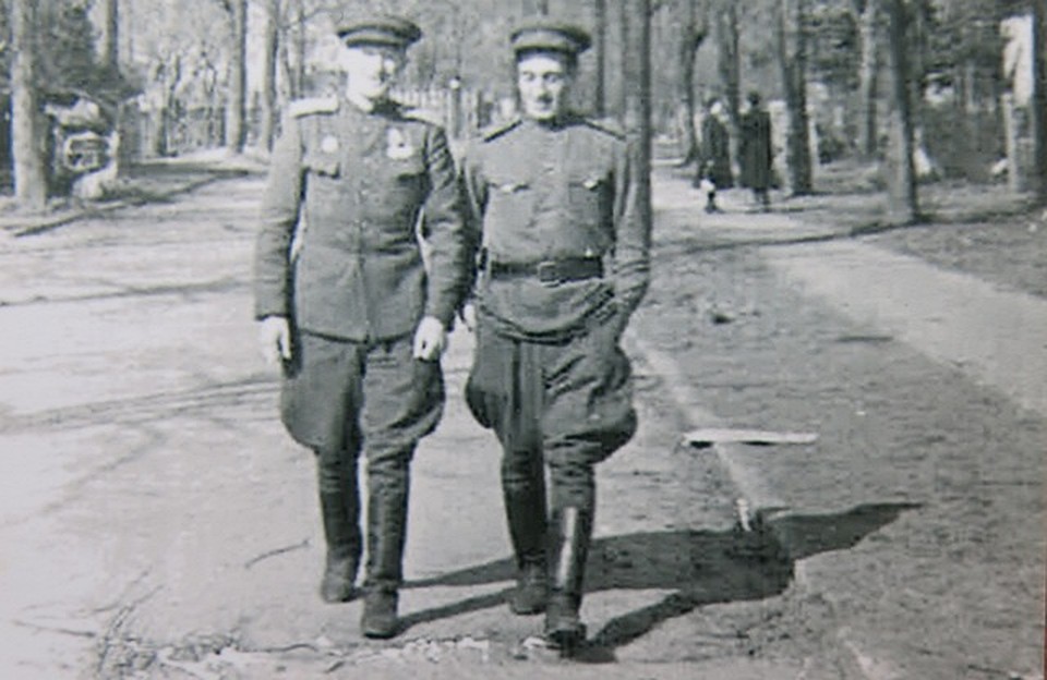 1945 год. Кенигсберг. Район нынешней Тенистой аллеи. Хаким Биктеев (справа) с начальником сельскохозяйственного отдела комендатуры. Фото: из архива героя публикации