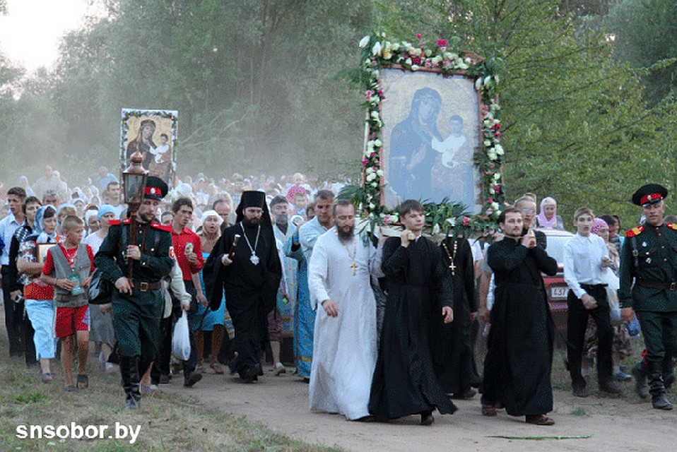 Чудотворную икону из Быхова в Барколабово несли крестным ходом. Фото: snsobor.by