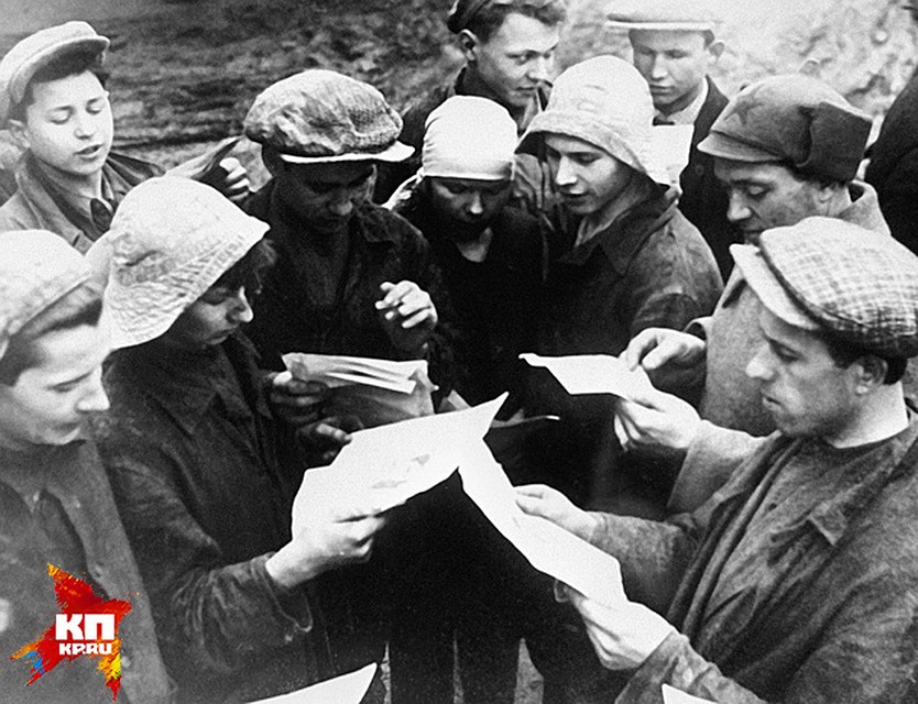 Группа метростроевцев-комсомольцев читает листовки, выпущенные выездной бригадой "Комсомольской правды". Фото: РИА Новости