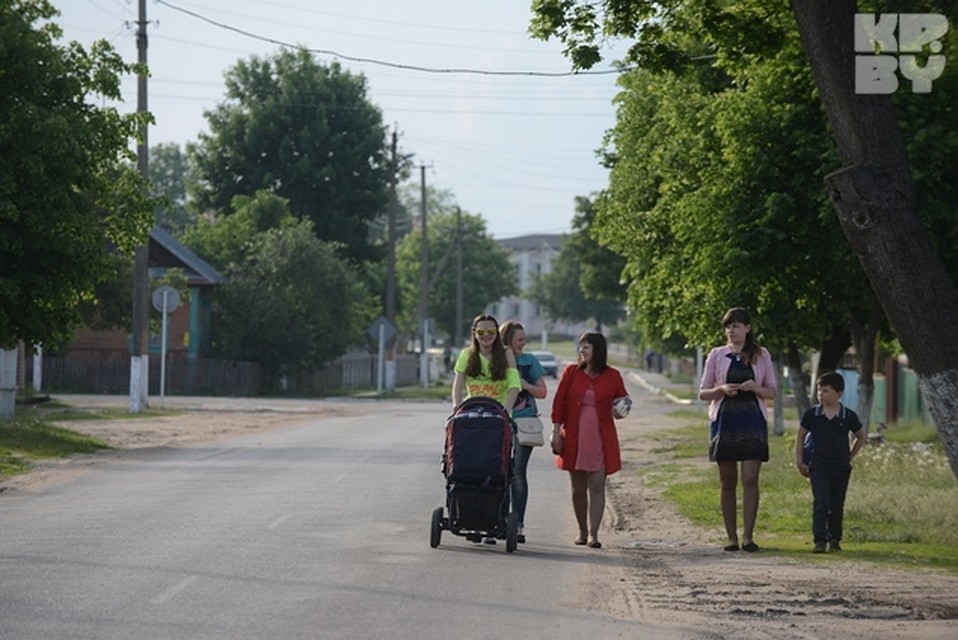 Молодежи в Мотоле много: работа есть, так что и детей рожают и на родину возвращаются. Фото: Виктор ДРАЧЕВ