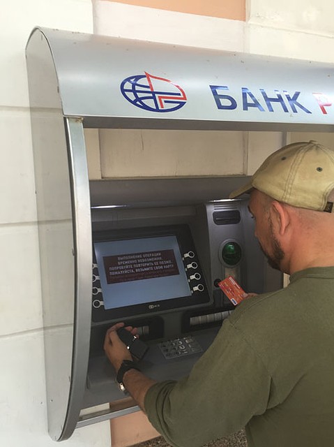 Платежная система "VISA" в Крыму не работает из-за санкций -проверено на двух десятках банкоматов . Но обойти этот запрет можно легко и изящно. Фото: Юлия АЛЕХИНА