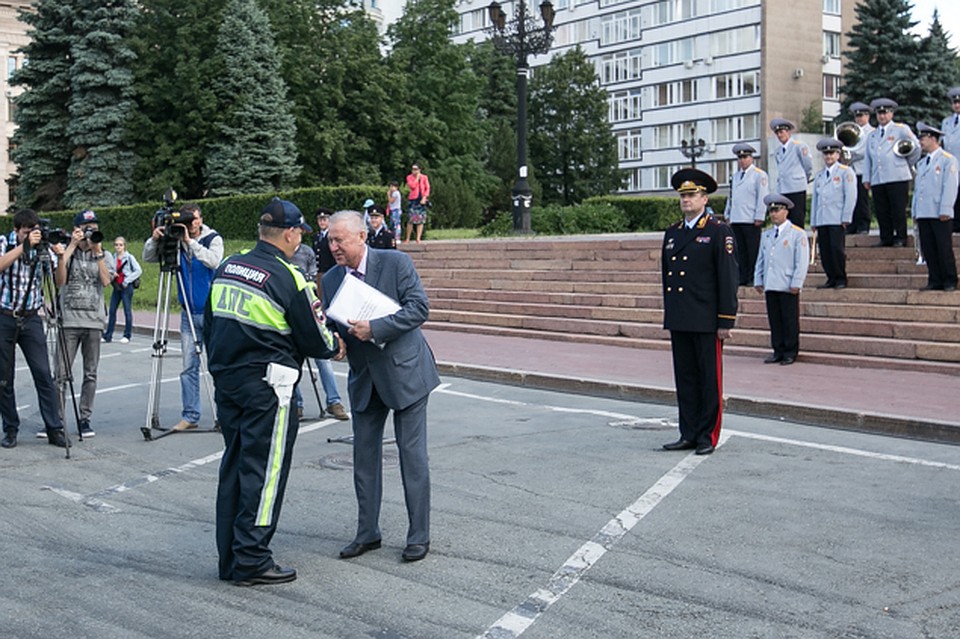 Ключи от мотоциклов вручил сити-менеджер Челябинска Евгений Тефтелев Фото: Андрей АБРАМОВ