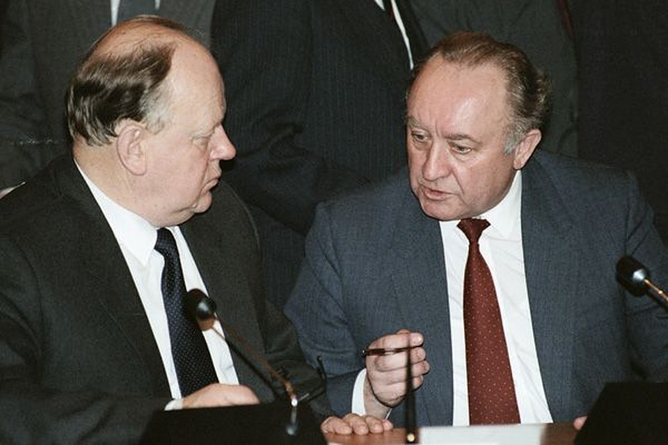 Вячеслав Кебич и Станислав Шушкевич в начале 90-х были коллегами, соратниками и первыми людьми в стране. Фото: Дмитрий Донской, РИА "Новости".