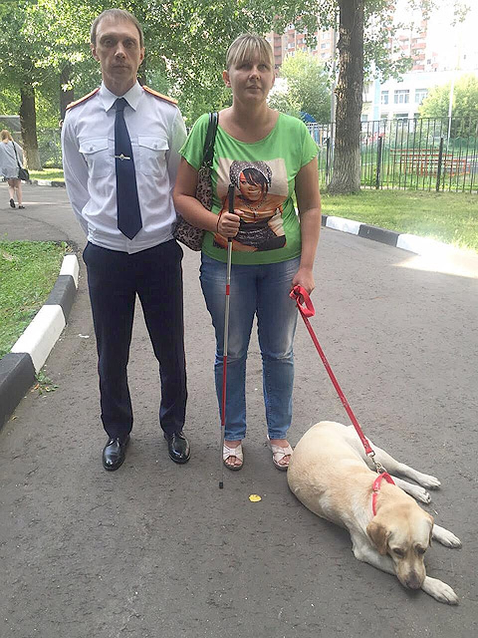 Сотрудник СК передал собаку-поводыря владелице. Фото: Следственный Комитет