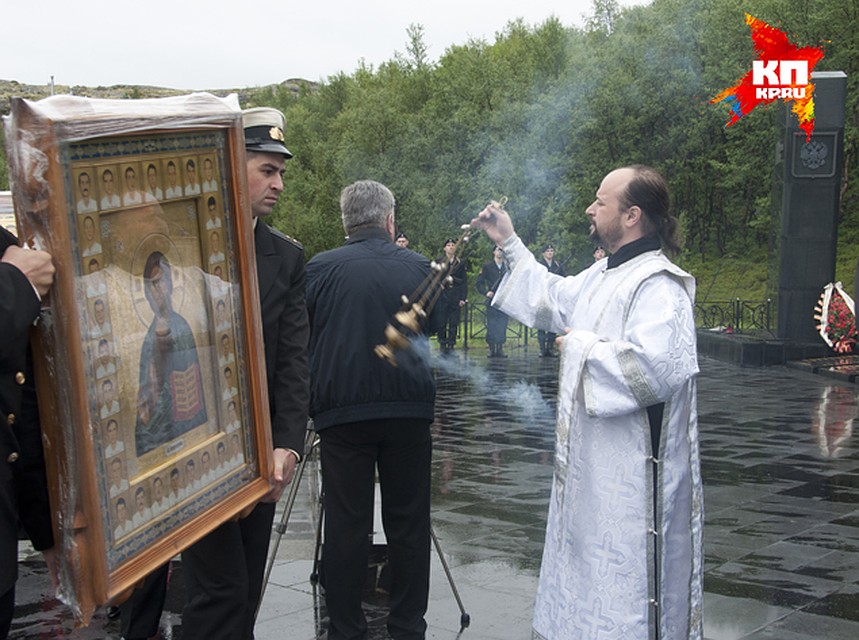 Иконы с ликами подводников освятили перед установкой на мемориальный комплекс. Фото: Екатерина КОНОТОП